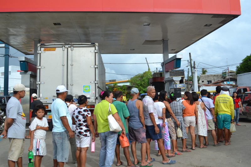 Residents endure long lines to buy kerosene from a gas station in Calbayog. PHOTO BY KRISTINE SABILLO/INQUIRER.net