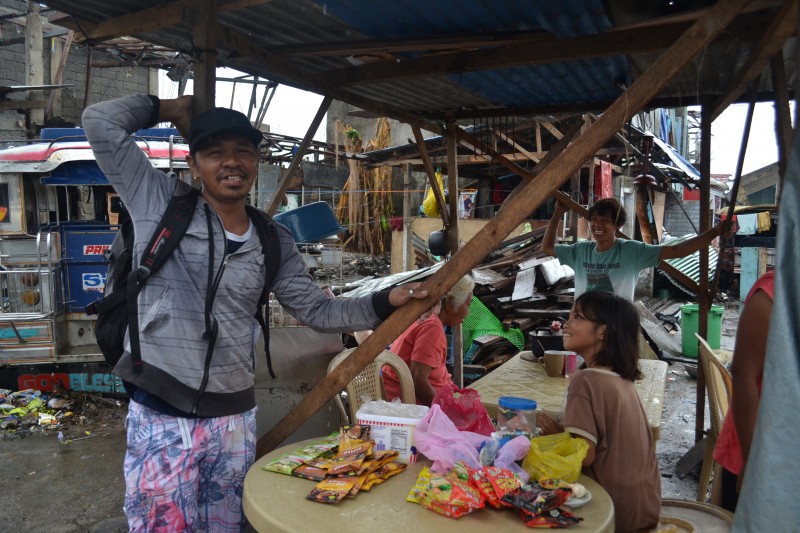 Jeffrey Escobar, a former fisherman, sells noodles at P20 per pack after typhoon “Yolanda” struck. Photo by Kristine Sabillo/INQUIRER.net