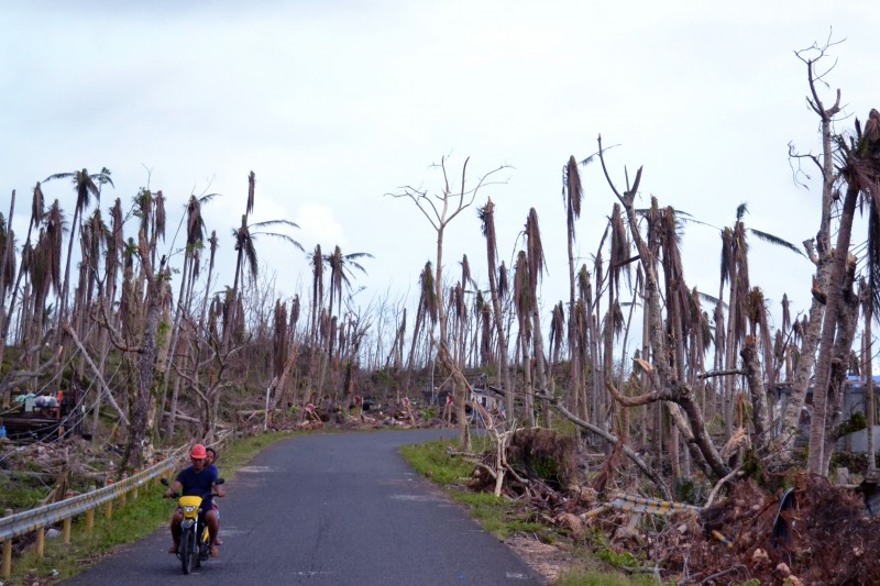 The road to Guiuan. PHOTO BY KRISTINE SABILLO/INQUIRER.net