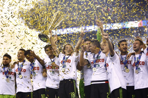 Mexico players celebrate after winning the CONCACAF Gold Cup championship soccer match against Jamaica, Sunday, July 26, 2015, in Philadelphia. Mexico won 3-1. (AP Photo/Matt Rourke)