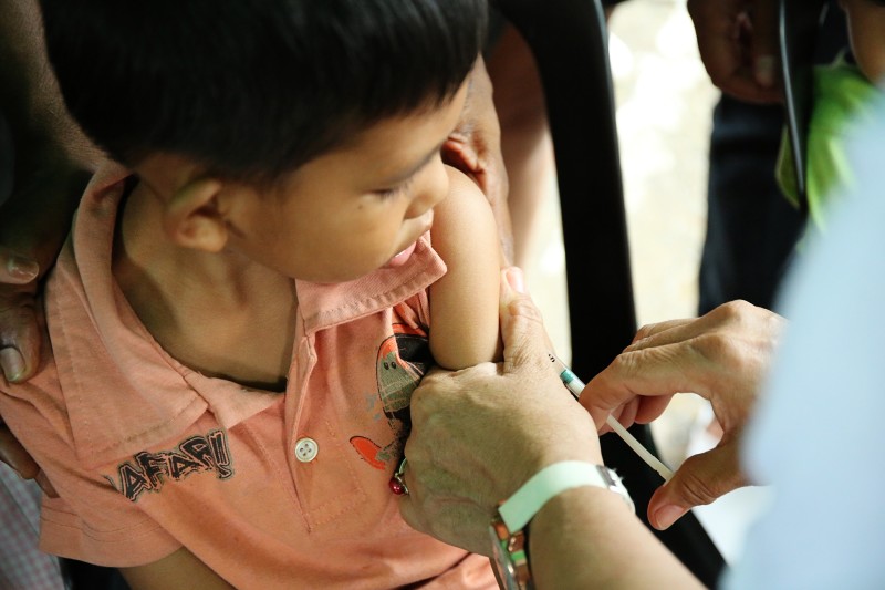 A boy gets vaccinated for measles-rubella during a mass immunization campaign in Region VIII, which Unicef supported. UNICEF PHOTO