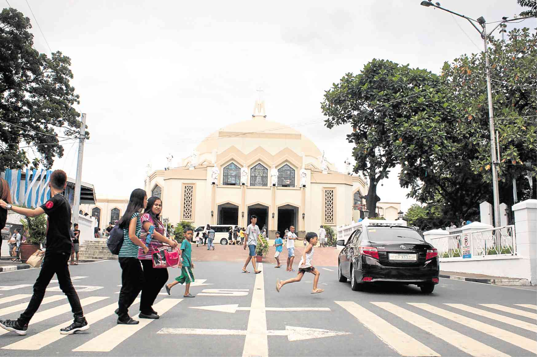 West PH Sea: PCG receives 2 images of Our Lady of Peace and Good Voyage as gifts