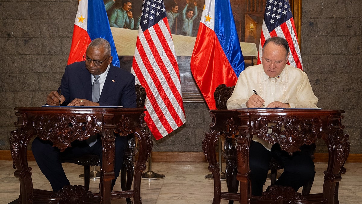 STRENGTHENINGALLIANCE Defense Secretary Gilberto Teodoro Jr. and his US counterpart Lloyd Austin III sign the General Security of Military Information Agreement at the Armed Forces of the Philippines’ headquarters in CampAguinaldo onMonday. The deal aims to strengthen intelligence sharing between the two countries. —PHOTO COURTESY OF USEMBASSY INMANILA