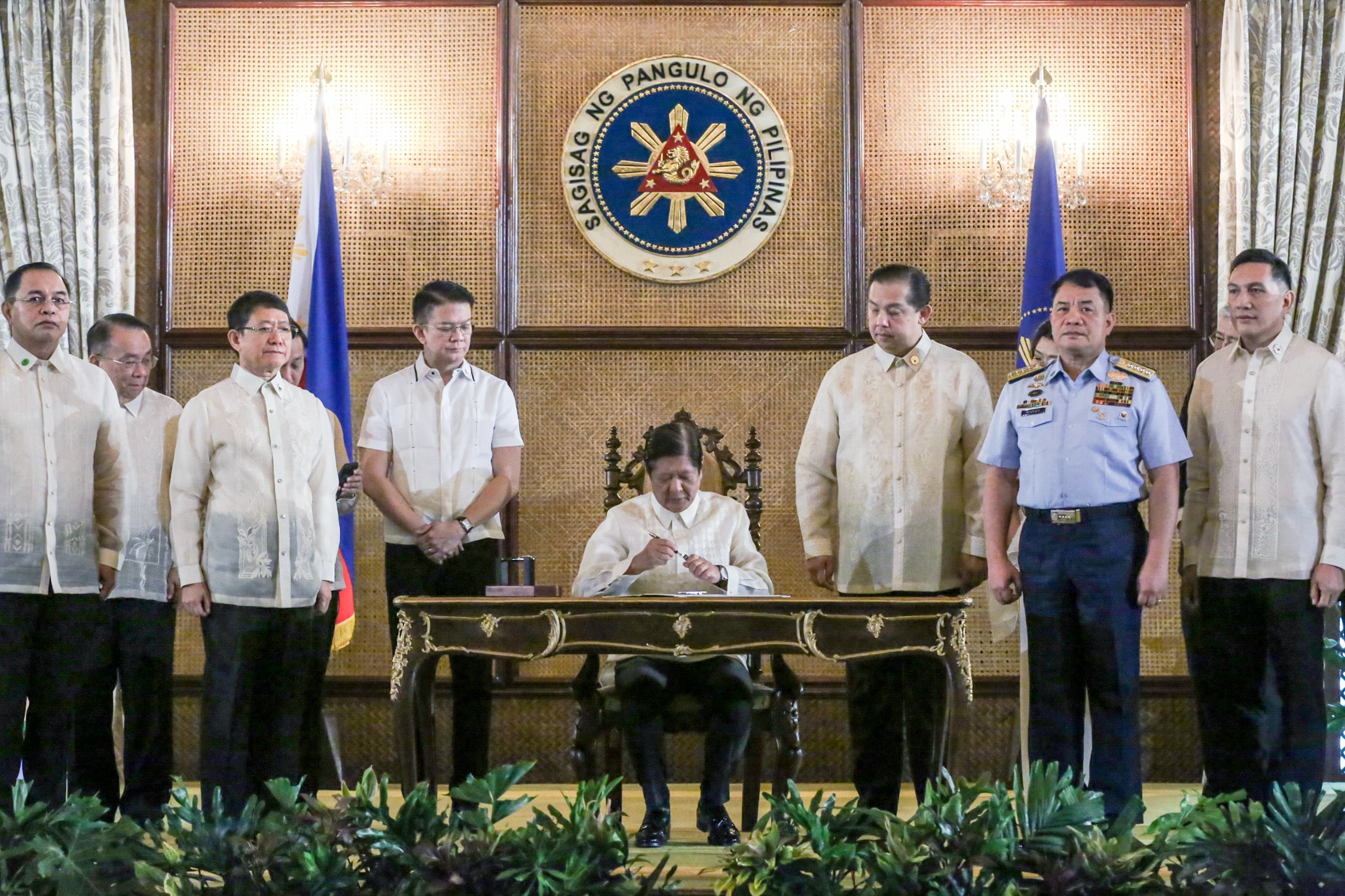 LANDMARK LAWS President Marcos signs into lawthe Philippine Maritime Zones Act and the Philippine Archipelagic Sea Lanes Act in Malacañang on Friday. Present were Senate President Francis Escudero, Speaker Martin Romualdez, AFP Chief of Staff Gen. Romeo Brawner Jr., National Security Adviser Eduardo Año, Senator Francis Tolentino and Philippine Coast Guard Commandant Adm. Ronnie Gavan. 