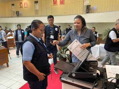 Commission on Elections (Comelec) Dir. Shugar Carbero-Llacuna conducts a demonstration of the automated counting machines (ACMs) for the coordinators. (Photo courtesy of PPCRV)