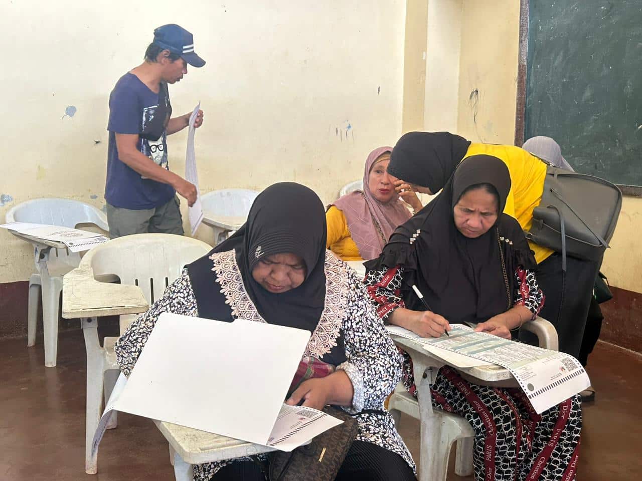 Comelec irons out kinks, voters try shading limits in Sulu mock polls