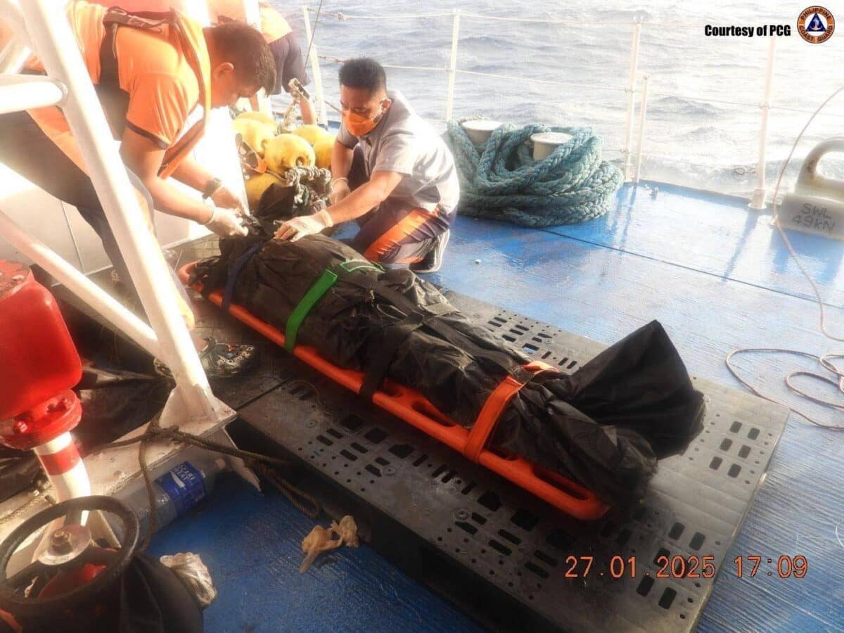 The Philippine Coast Guard (PCG) ship monitoring Chinese vessels off Zambales, promptly responded to a distress call from a Filipino fishing boat about 70 nautical miles southwest of Silanguin Island. 