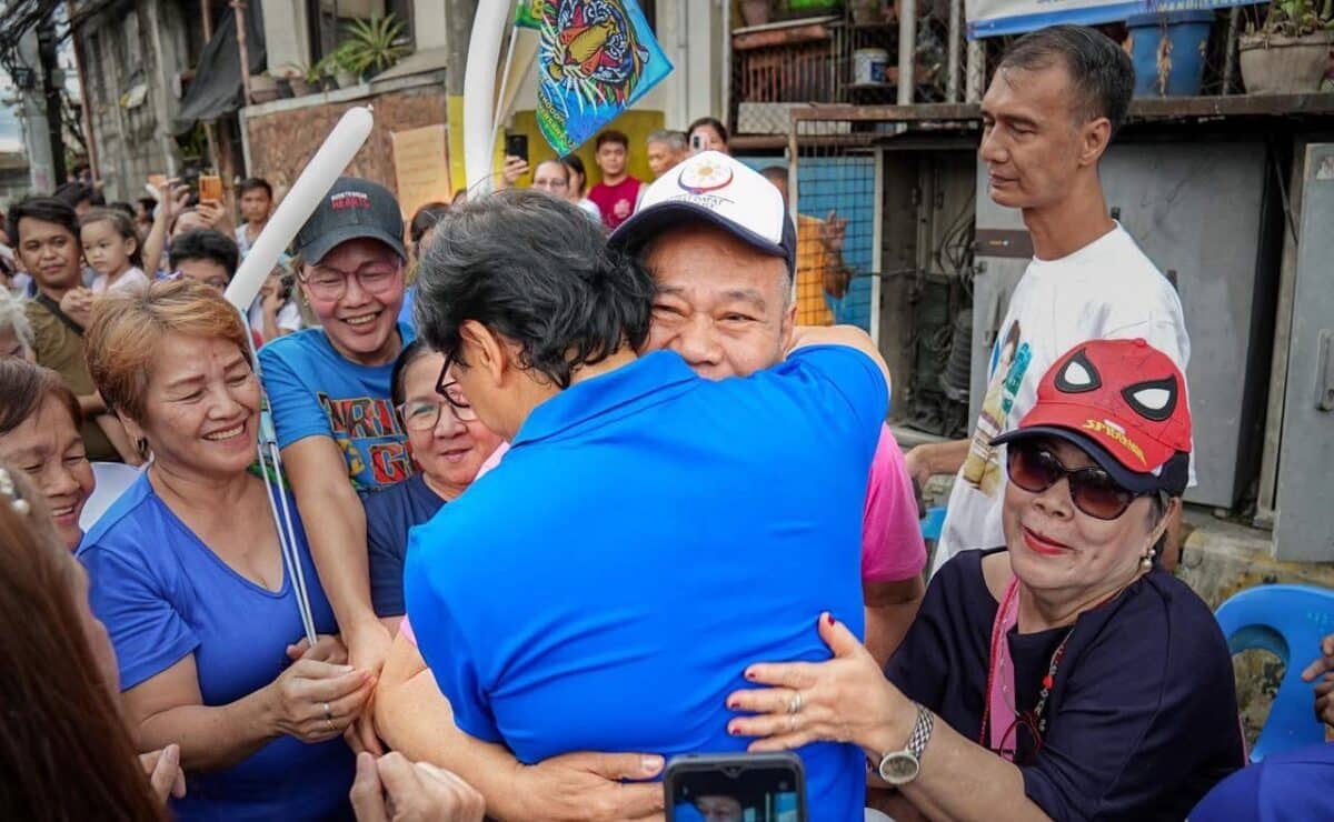 Benhur Abalos surrounded by supporters in his recent motorcade