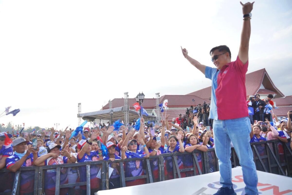 Delivering a speech at the Alyansa grand rally held in Trece Martires, Cavite, Caviteño Reelectionist Senator Francis 'TOL' Tolentino acknowledged the contributions of fisherfolk, farmers, and workers to the economy. Tolentino vowed to continue supporting these sectors, acknowledging their daily sacrifices to provide for their family.