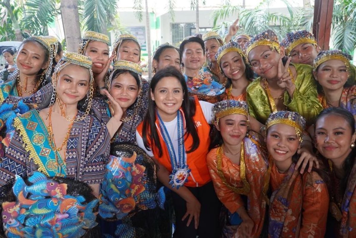 PHOTO: Camille Villar with Tambobong Festival participants in Malabon FOR STORY: Malabon officials endorse Camille Villar for Senate in 2025 elections