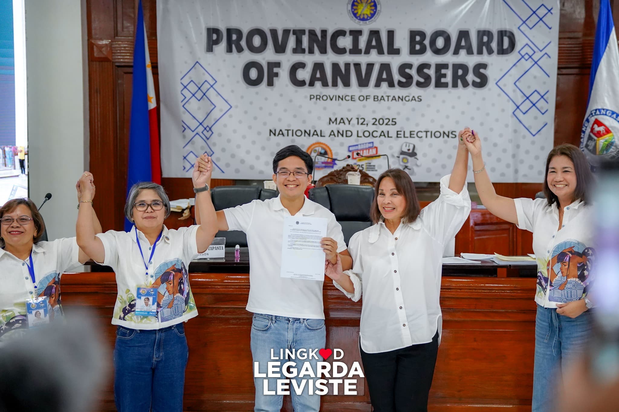 Picture of Leandro Legarda Leviste and mother, Sen. Loren Legarda raising their hands after being proclaimed.