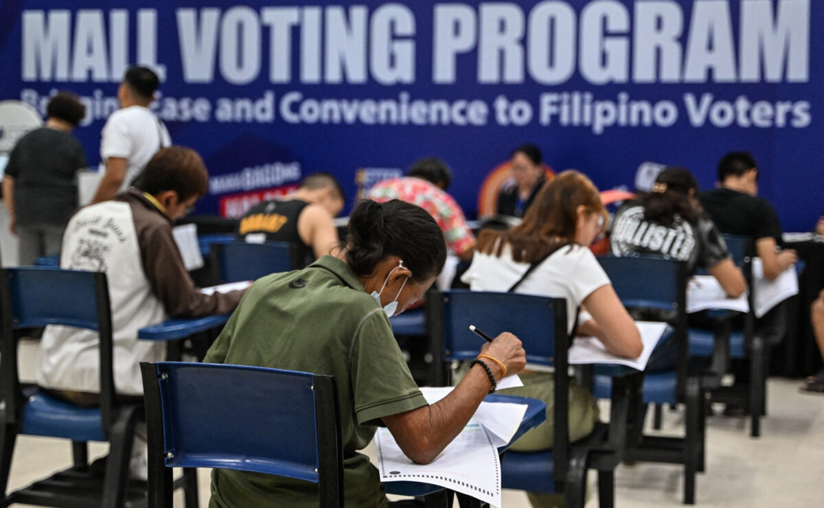 Philippines Elections 2025 People vote in the mid-term election at a polling station set up in a mall in Manila on May 12, 2025.