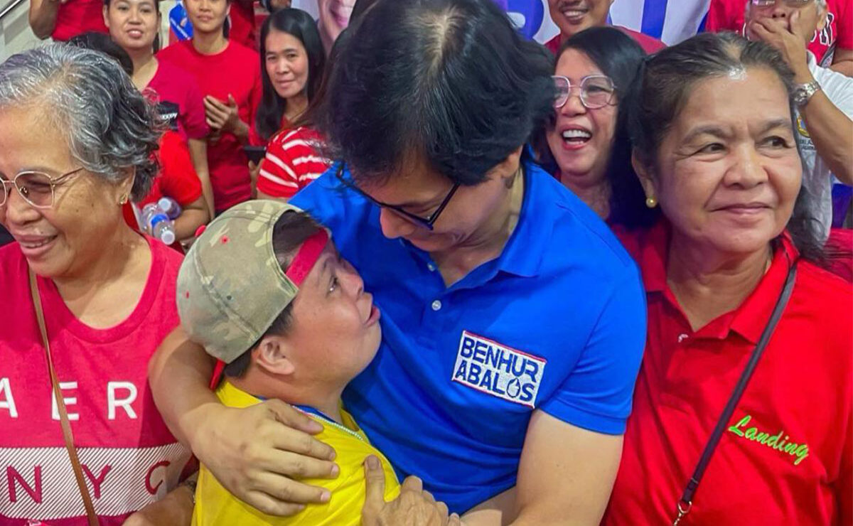 Abalos with supporters in one of his campaign sorties
