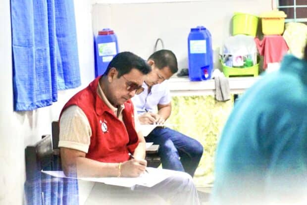 Elderly senatorial bets vote early during priority hours