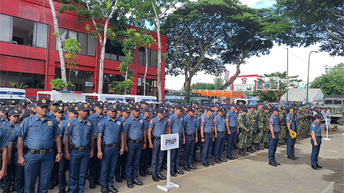 READY FOR DUTY Police in Puerto Princesa City and soldiers assigned in Palawan join on May 6 the send-off ceremony for some 1,500 personnel from the Philippine National Police, 3rd Marine Brigade and the Philippine Coast Guard held at the provincial police headquarters in Puerto Princesa who will be deployed in the province for the May 12 elections. They are among the 160,000 government troops deployed for election duties. —PUERTO PRINCESA CITY POLICE OFFICE