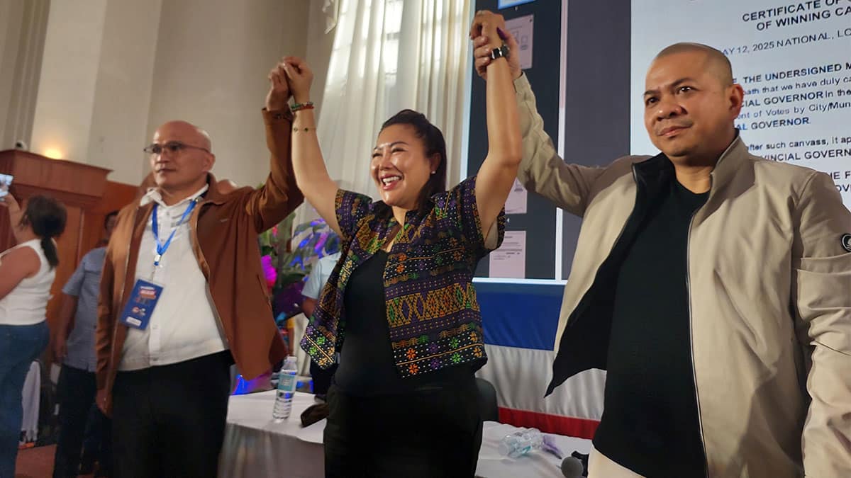WINNING SMILE Pamela “Pam” Baricuatro (center), a political neophyte, is officially proclaimed winner of Cebu’s gubernatorial race by the provincial board of canvassers on Tuesday afternoon atthe Cebu provincial capitol, defeating reelectionist Gov. Gwendolyn “Gwen” Garcia. —NESTLE SEMILLA-DAKAY