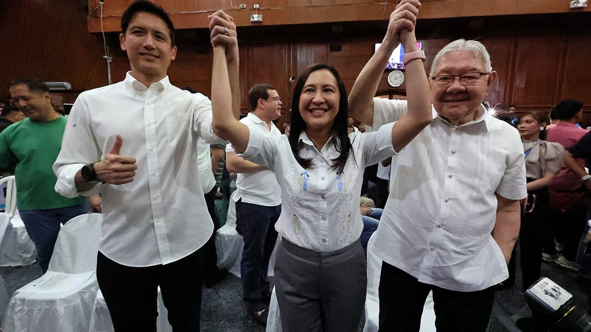 WINNING TANDEM Quezon City’s incumbent officials, Mayor Joy Belmonte and Vice Mayor Gian Sotto, are proclaimed on Tuesday after winning their reelection bids. With them is Belmonte’s father, former House Speaker Sonny Belmonte. —GRIG C. MONTEGRANDE