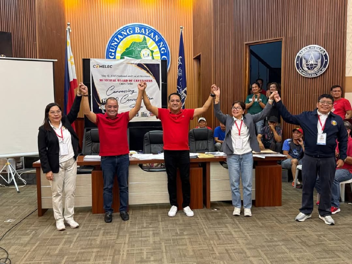 Local Comelec officials proclaim independent candidates Joseller “Boots” Rodriguez (second from left) and Alex Espinosa (center) as winners of Capas, Tarlac’s mayoral and vice mayoral races.