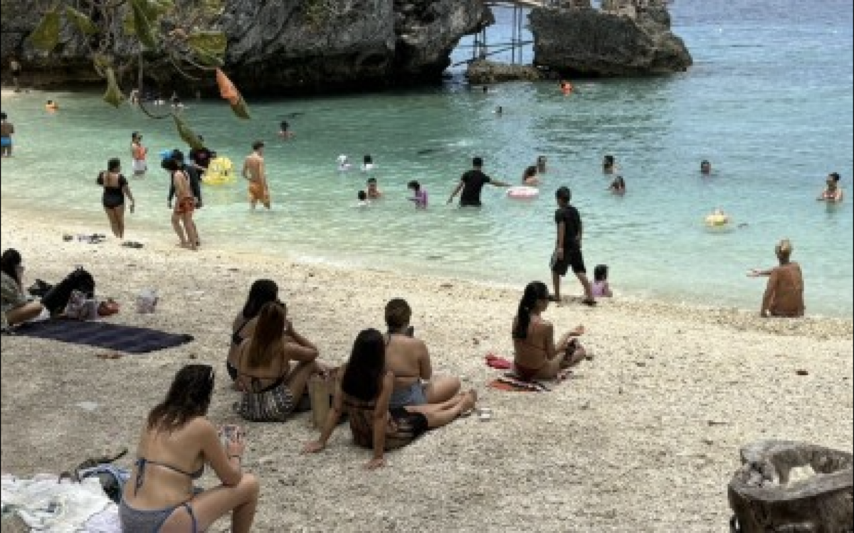 BEACH CROWD. Tourists enjoy Salagdoong Beach in Siquijor despite heightened election security across the island province in this undated photo. Comelec doubled military presence ahead of the May 12 polls due to political tensions. (PNA photo by Mary Judaline F. Partlow)