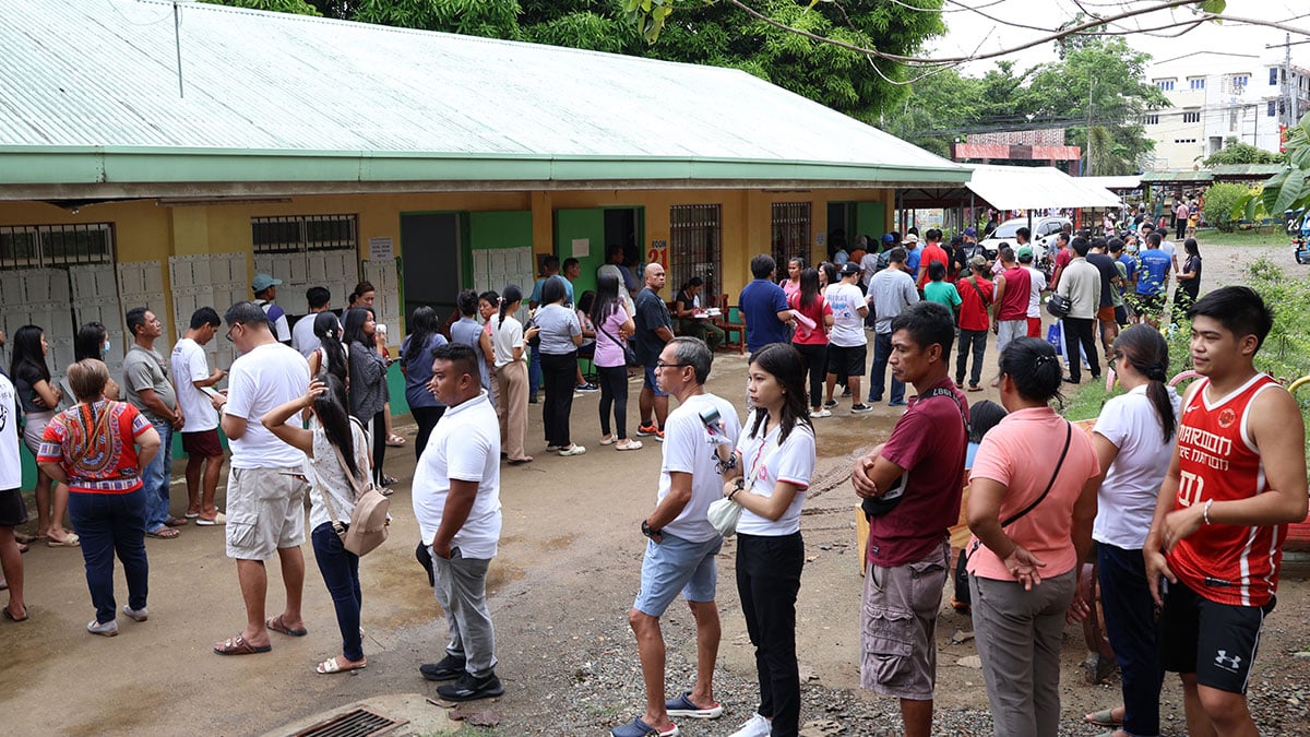 LONG WAIT Voters in the City of Ilagan, Isabela, have to wait for hours amid the heat of Monday morning’s sun on Election Day before they can cast their ballots. —VILLAMOR VISAYA JR.
