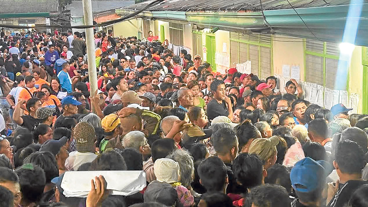 CROWDING Voters come in droves to Balangasan Central Elementary School in Pagadian City at 7 a.m. on Monday to cast their ballots in a city where voters were reportedly offered P4,000 to P5,000 to vote for certain local slates and promised to receive postvoting incentives, locally known as “backing.” —RAY ORTIZ/CONTRIBUTOR