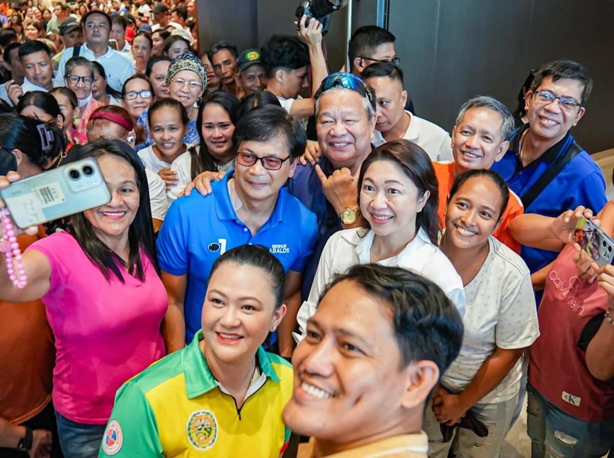 Benhur Abalos with Taguig Mayor Lani Cayetano and other supporters.