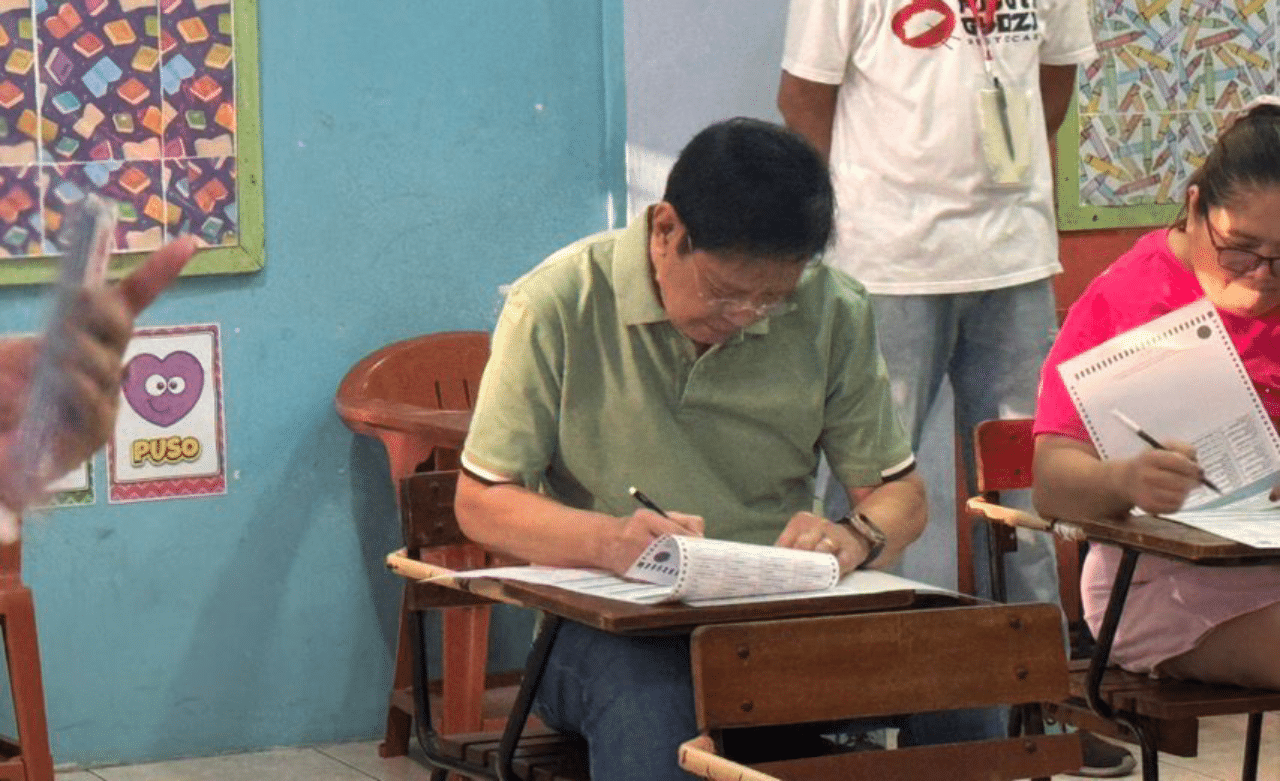 Lacson experiences glitch with voting machine