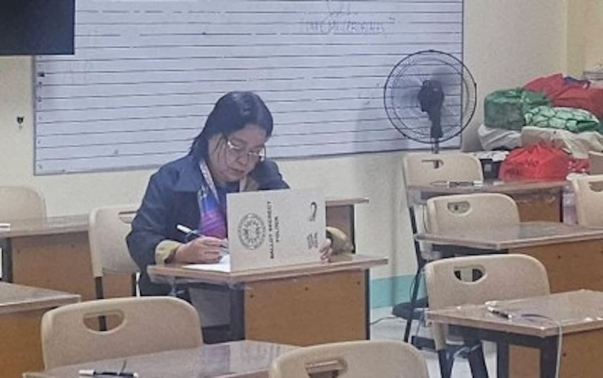 VOTED. Commission on Elections (Comelec) 5 (Bicol) Director Ma. Juana Valeza casts her vote at the Rawis Elementary School in Legazpi City, Albay on May 12, 2025. Comelec-5 said Wednesday (May 21, 2025) it has filed 78 complaints under its anti-vote-buying “Kontra Bigay” campaign, and issued 42 show-cause orders related to the recent national and local elections. (Photo courtesy of Jane Valeza)