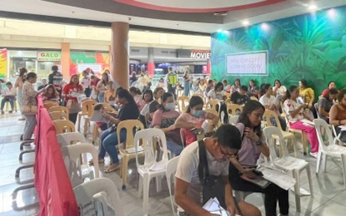 HONORARIUM. The Commission on Elections (Comelec) Iloilo City, on Wednesday (May 21, 2025), starts releasing the honorarium of 2,700 poll workers who served during the May 12 midterm elections. Comelec Election Officer IV, Lawyer Pinky Jenivi Tentativa, said those who could not claim until Friday (May 23) at Cinema 5, Robinsons Place, may proceed to their office to get their honorarium. (Contributed photo)