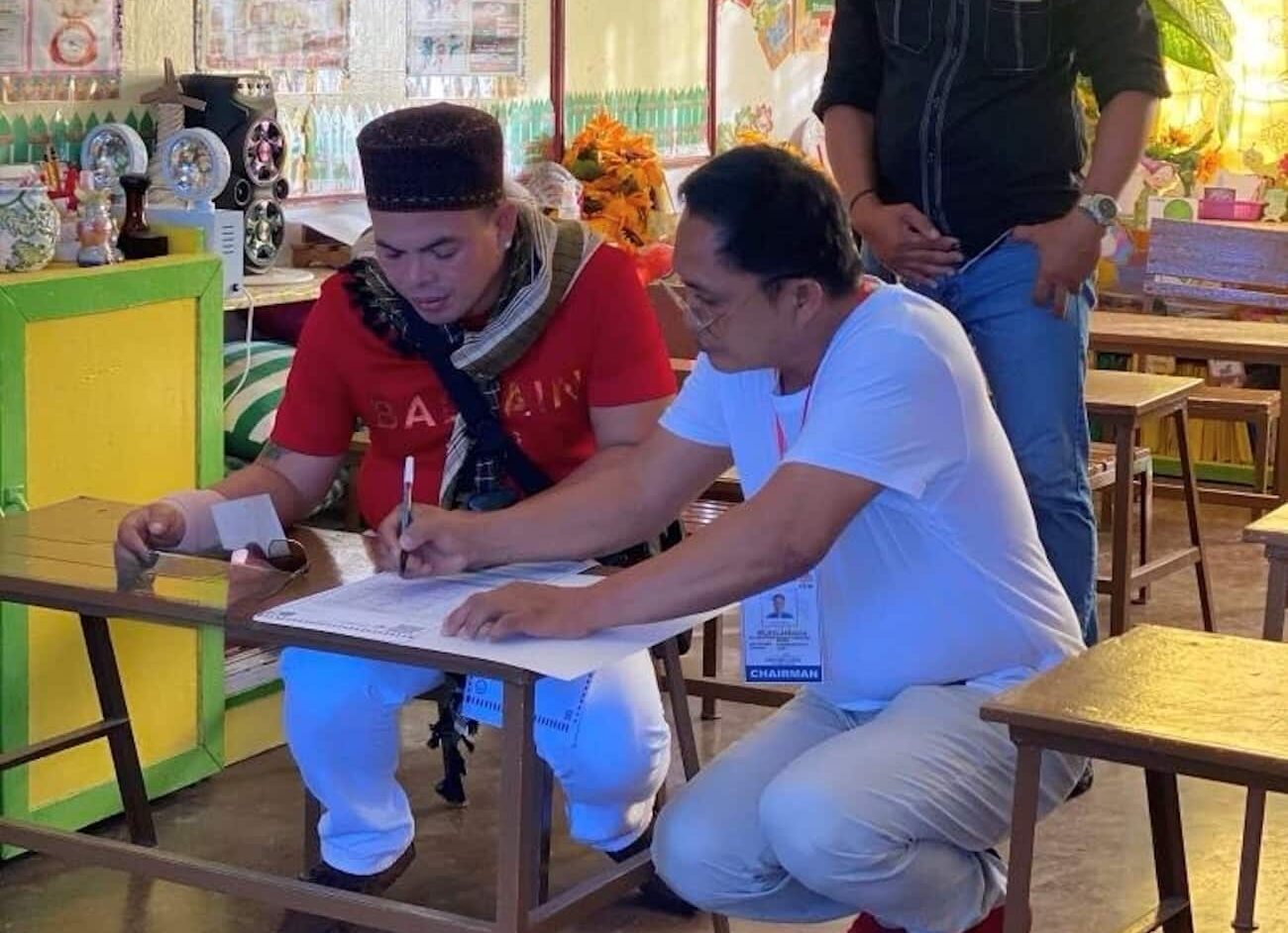 Kerwin Espinosa votes in Albuera despite recovering from shooting