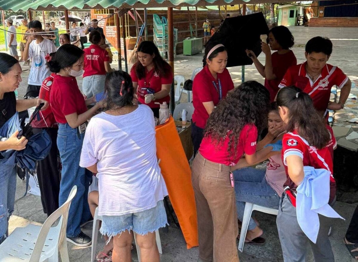 Philippine Red Cross Negros Occidental-Bacolod youth and safety service ambulance team members attend to the bee sting victims. –PHILIPPINE RED CROSS