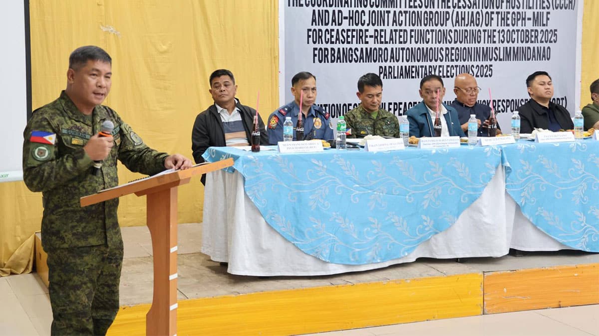 ARMY’S ASSURANCE Maj. Gen. Donald Gumiran, the Philippine Army’s 6th Infantry Division (6th ID) commander (left), on Saturday assures their partners of the Army’s commitment to work for an orderly elections in the Bangsamoro Autonomous Region in Muslim Mindanao during the signing of the peace mechanism for the region’s first parliamentary polls in October. —PHOTO COURTESY OF 6th ID
