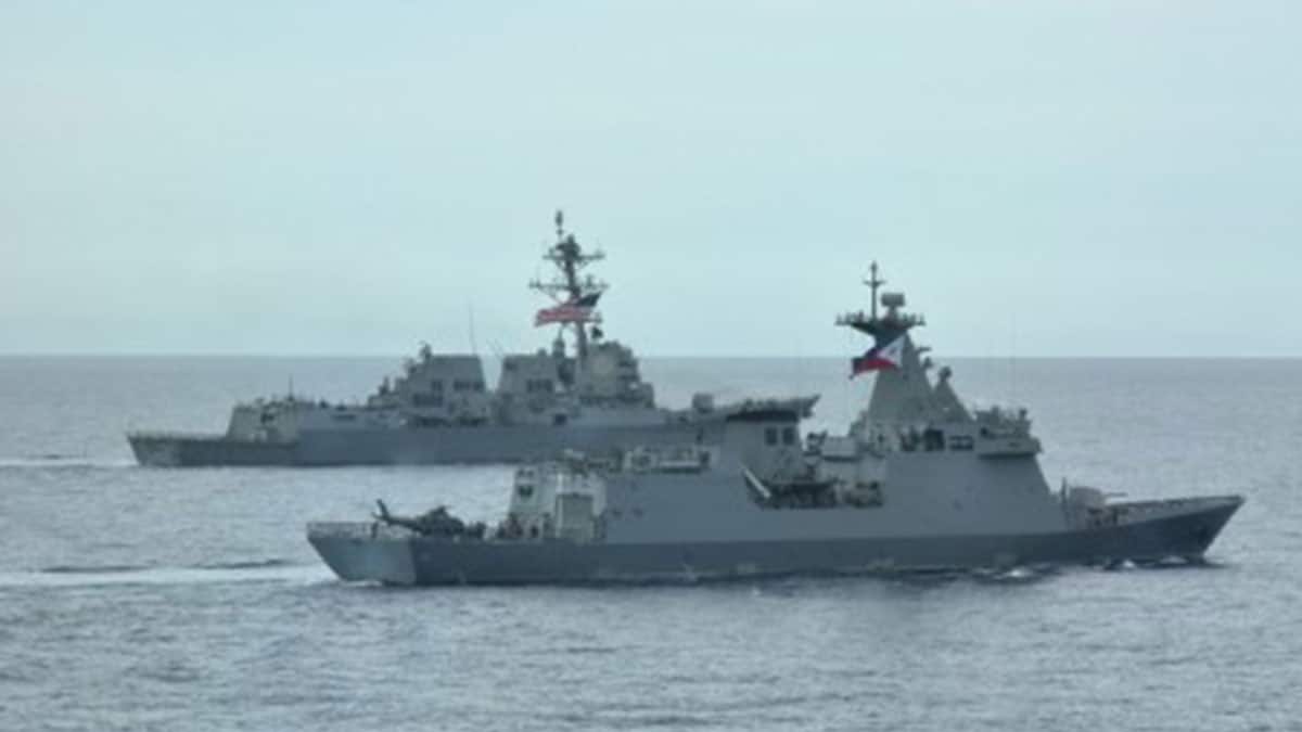CONTINUING TRAINING This is howthe USS John Finn and BRP Jose Rizal appeared from the JS Osumi as they patrolled the West Philippine Sea from Sept. 12 to Sept. 13. —PHOTO FROM JAPAN MARITIME SELF-DEFENSE FORCE