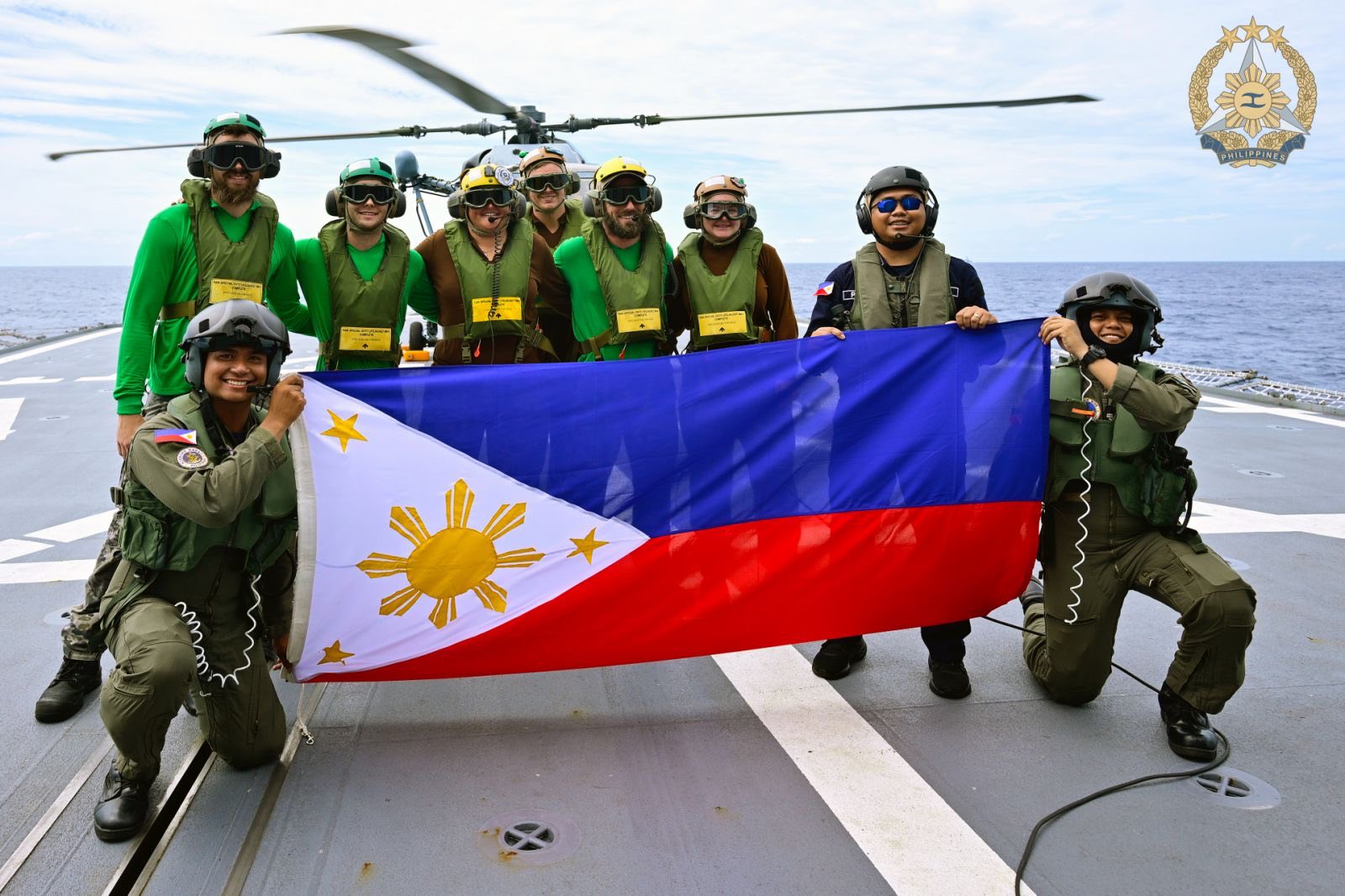 Philippine Navy personnel and their counterparts from HMAS Ballarat (FFH155) pose for a group photo after completing a cross-deck landing exercise. (Photo by Edward Bungubung)