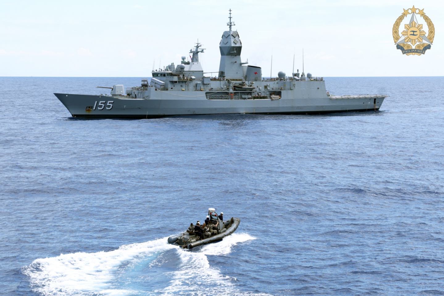 Philippine Navy personnel facilitate the RHIB transfer of Royal Australian Navy crew members back to HMAS Ballarat (FFH155), demonstrating close coordination at sea. (Photo by A1C Castro/PAOAFP)