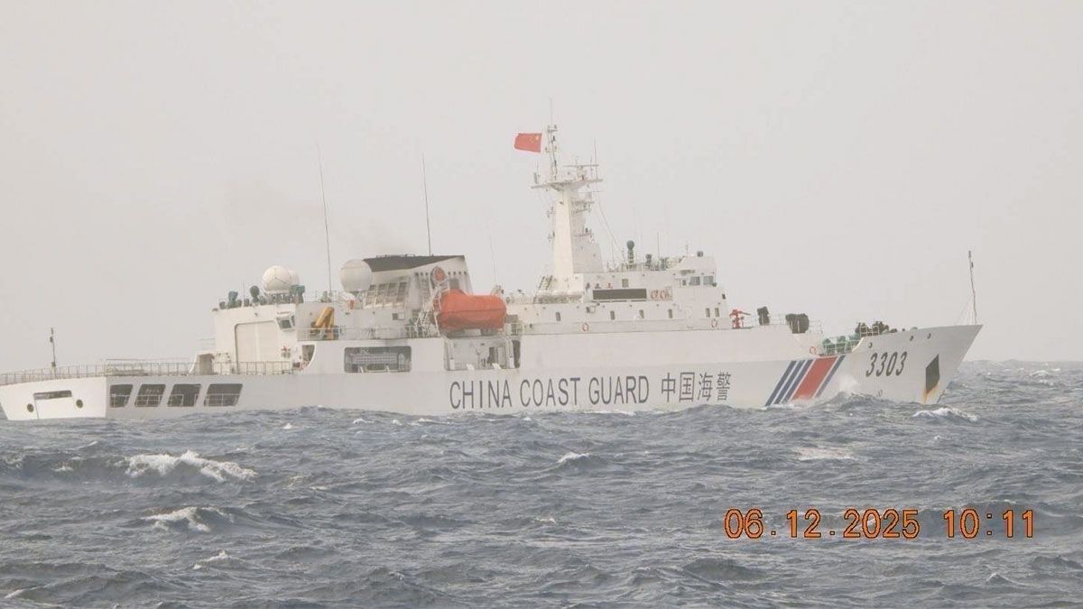 PH Coast Guard drives Chinese vessel away from Panatag Shoal