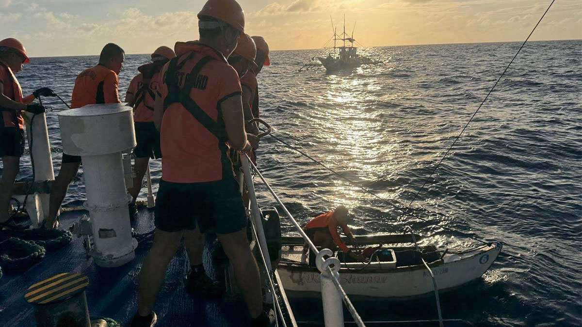 SUCCESSFUL RESCUE A teamfrom the Philippine Coast Guard rescues fisherman Larry Tumalis, the missing crew member of fishing boat &ldquo;FBCA Gavin,&rdquo; in the waters off Silanguin Island in San Antonio, Zambales, on Dec. 25. &mdash;PHOTO FROMPHILIPPINE COAST GUARD