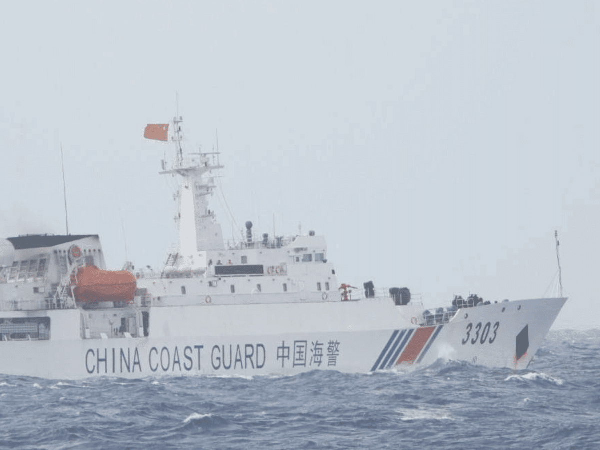 La foto muestra un barco de la Guardia Costera de China con el número de proa 3303 monitoreado por la Guardia Costera de Filipinas cerca de Panatag Shoal. (Foto cortesía de la Guardia Costera de Filipinas)
