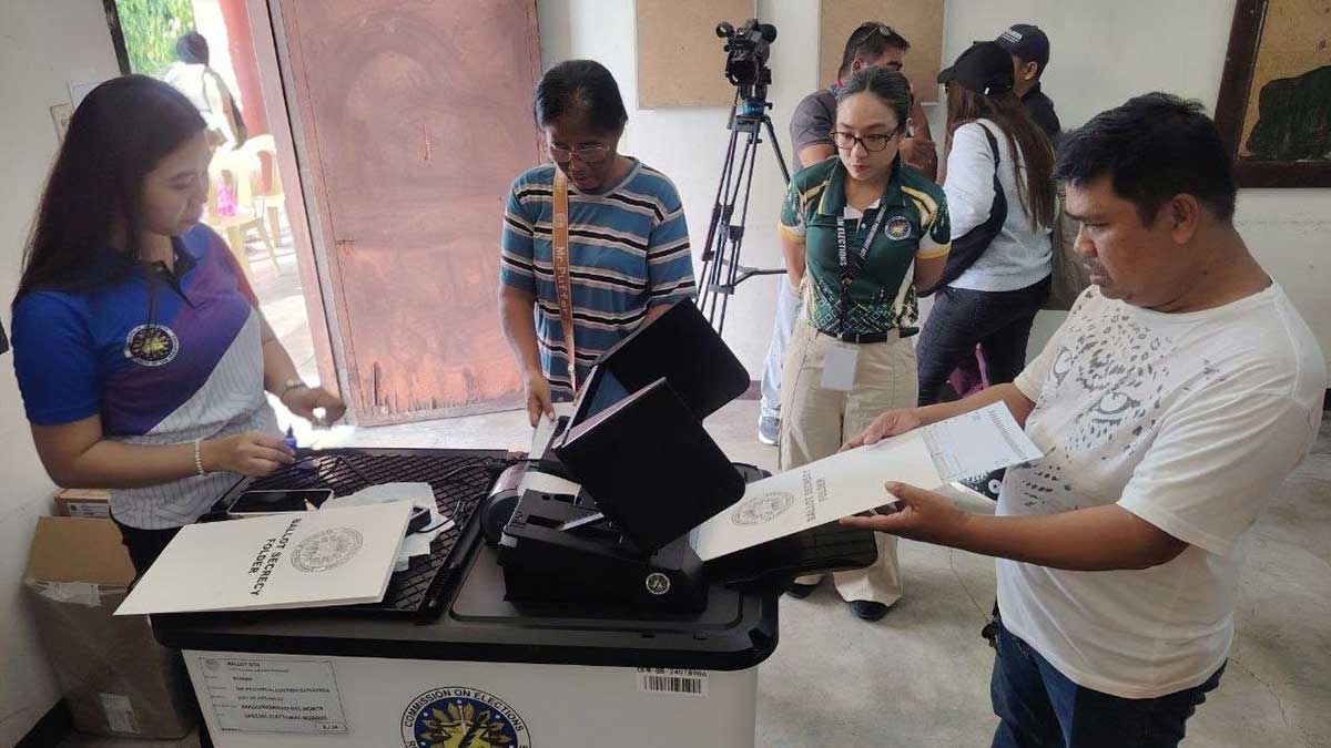 A voter feeds his filled ballot into the Automated Counting Machine (ACM) during the mock election inside the Cotabato City High School–Bucana (Datu Ayunan National High School) in Barangay Kalanganan, Cotabato City on Saturday, June 27, 2026.  (Photo courtesy of DXMS Radyo Bida)