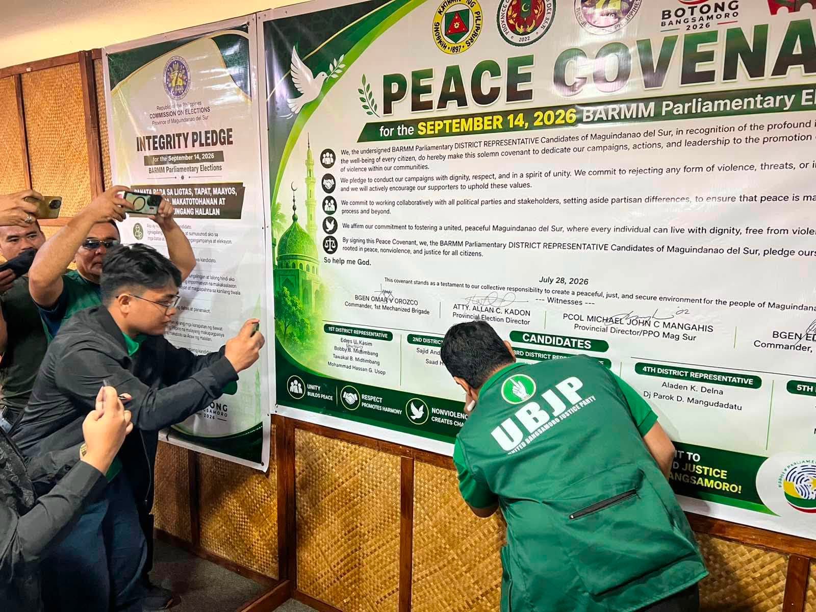 PLEDGE A candidate of theUnited Bangsamoro Justice
Party signs a peace covenant
for the Bangsamoro parliamentary
elections in a forum
held in Buluan, Maguindanao
del Sur, on Tuesday.