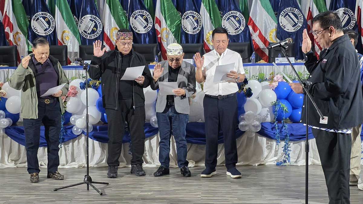 (Left to right) Maguindanao del Norte Gov. Tucao Mastura, Tawi-Tawi Gov. Ysmael “Mang” Sali, Maguindanao del Norte Gov. Datu Ali Midtimbang and Basilan Vice Gov. Hadjiman “Jim” Hataman-Saliman take their oath of membership with the Bangsamoro Federalist Party before BARMM interim Chief Minister Abdulraof Macacua (right), BFP president and chairman. Photo from Macacua's FB page